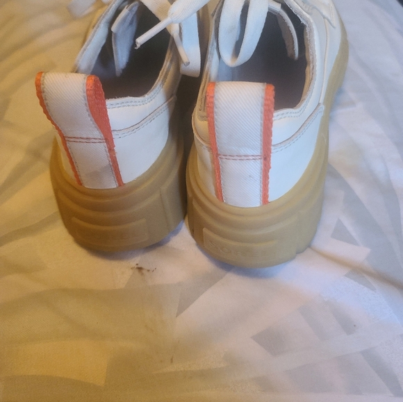 Shoes - Picture 2 of 7